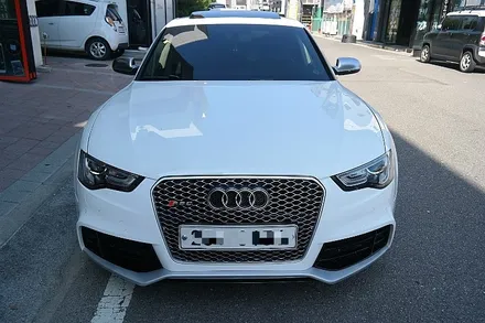 아우디 A5차량에 \