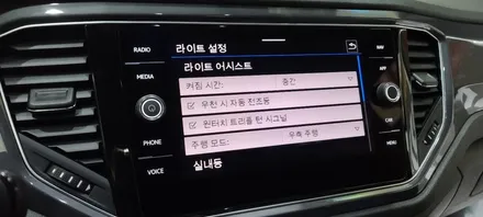 폭스바겐 티록 차량에 순정 폴딩 후방카메라 & 생활코딩 특수코딩 활성화 시공 받았습니다 / 인천 서구