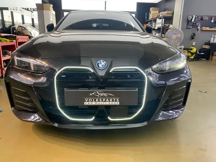 BMW i4 아이코닉 글로우 그릴 장착, 순정 감성 살린 라이트 그릴 튜닝 작업 / 인천 서구
