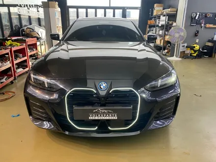 BMW i4 아이코닉 글로우 그릴 장착, 순정 감성 살린 라이트 그릴 튜닝 작업 / 인천 서구