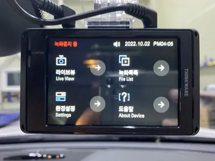 벤츠 E클래스 - 블랙박스 아이나비 Z8000 5일 지속가능한 저전력 주차녹화. / 인천 서구