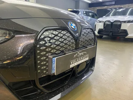 BMW i4 아이코닉 글로우 그릴 장착, 순정 감성 살린 라이트 그릴 튜닝 작업 / 인천 서구
