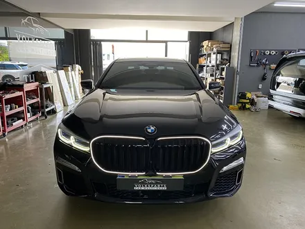 BMW 7시리즈, 아이코닉 글로우 그릴로 전면 존재감 업그레이드! / 인천 서구