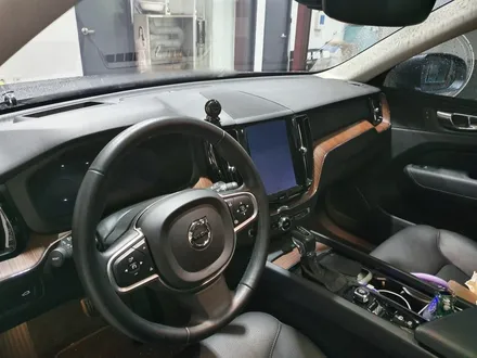 볼보 XC60 차량에 센터스피커 장착  작업. / 인천 서구