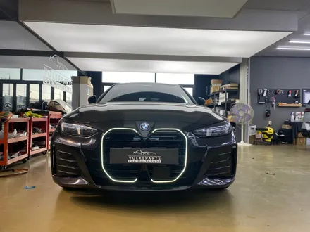 BMW i4 아이코닉 글로우 그릴 장착, 순정 감성 살린 라이트 그릴 튜닝 작업 / 인천 서구