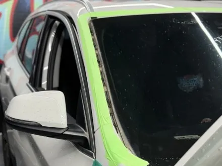 BMW X1 앞유리교체 자차 처리 비용 , 썬팅까지 같이 받아보는 유리교환 전문점