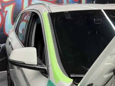 BMW X1 앞유리교체 자차 처리 비용 , 썬팅까지 같이 받아보는 유리교환 전문점