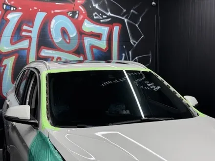 BMW X1 앞유리교체 자차 처리 비용 , 썬팅까지 같이 받아보는 유리교환 전문점