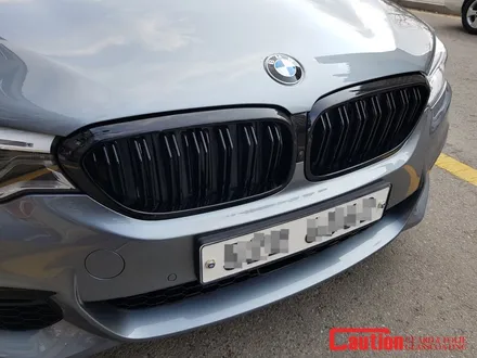 일산 고양 파주 BMW 랩핑전문점[코션코리아 일산점]BMW G30 520D M퍼포먼스 사이드데칼 + 카드니그릴/카본사이드미러 교체 / 고양시 덕양구 신원동