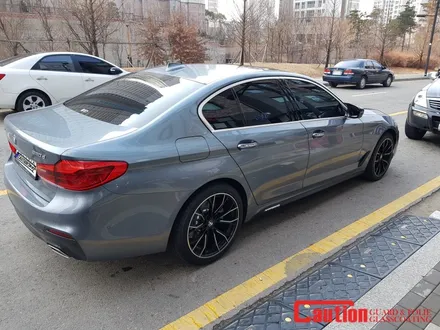 일산 고양 파주 BMW 랩핑전문점[코션코리아 일산점]BMW G30 520D M퍼포먼스 사이드데칼 + 카드니그릴/카본사이드미러 교체 / 고양시 덕양구 신원동
