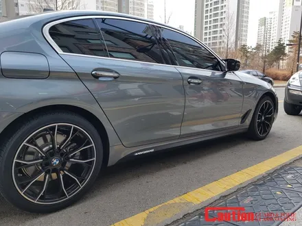 일산 고양 파주 BMW 랩핑전문점[코션코리아 일산점]BMW G30 520D M퍼포먼스 사이드데칼 + 카드니그릴/카본사이드미러 교체 / 고양시 덕양구 신원동