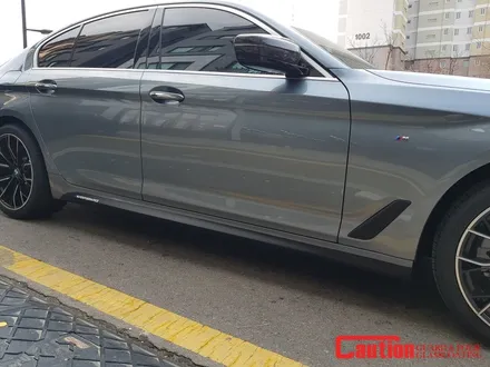 일산 고양 파주 BMW 랩핑전문점[코션코리아 일산점]BMW G30 520D M퍼포먼스 사이드데칼 + 카드니그릴/카본사이드미러 교체 / 고양시 덕양구 신원동
