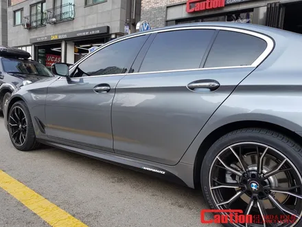 일산 고양 파주 BMW 랩핑전문점[코션코리아 일산점]BMW G30 520D M퍼포먼스 사이드데칼 + 카드니그릴/카본사이드미러 교체 / 고양시 덕양구 신원동