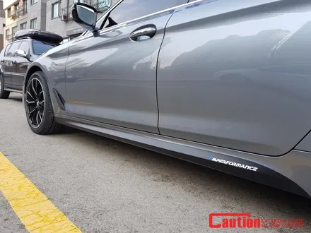 일산 고양 파주 BMW 랩핑전문점[코션코리아 일산점]BMW G30 520D M퍼포먼스 사이드데칼 + 카드니그릴/카본사이드미러 교체 / 고양시 덕양구 신원동