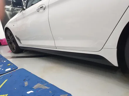 일산 은평 파주 BMW 루프스킨전문점[코션일산점]BMW G30 M550D 탑폴리에 유광그레이 루프스킨 + M퍼포먼스 사이드데칼 / 고양시 덕양구 신원동