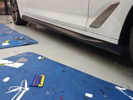 일산 은평 파주 BMW 루프스킨전문점[코션일산점]BMW G30 M550D 탑폴리에 유광그레이 루프스킨 + M퍼포먼스 사이드데칼 / 고양시 덕양구 신원동