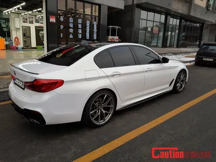 일산 BMW 랩핑전문점[코션코리아 일산점]BMW G30 530I KPMF-화이트 스타라이트 골드 전체랩핑 / 고양시 덕양구 신원동