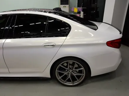 일산 BMW 랩핑전문점[코션코리아 일산점]BMW G30 530I KPMF-화이트 스타라이트 골드 전체랩핑 / 고양시 덕양구 신원동