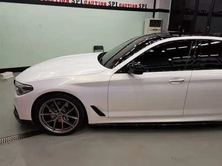 일산 BMW 랩핑전문점[코션코리아 일산점]BMW G30 530I KPMF-화이트 스타라이트 골드 전체랩핑 / 고양시 덕양구 신원동
