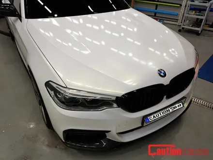 일산 BMW 랩핑전문점[코션코리아 일산점]BMW G30 530I KPMF-화이트 스타라이트 골드 전체랩핑 / 고양시 덕양구 신원동