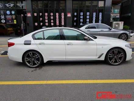 일산 은평 파주 BMW 루프스킨전문점[코션일산점]BMW G30 M550D 탑폴리에 유광그레이 루프스킨 + M퍼포먼스 사이드데칼 / 고양시 덕양구 신원동