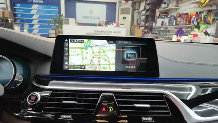 인천 BMW 5시리즈 G30 순정 모니터 탈거 후 유튜브 넷플릭스 티맵을 사용할 수 있는 카인원 장착 / 인천, 부평, 부천