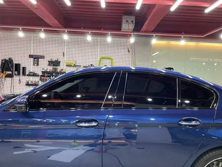부산 랩핑&디테일링관리 전문점 스펙터클 코리아 하단 : BMW 5 시리즈 루프스킨/전체 크롬 랩핑 시공 / 부산 사하구 하단동