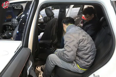 BMW 신형 X1 뒷좌석 중앙에도 열선 기능 넣을 수 없을까? / 김포