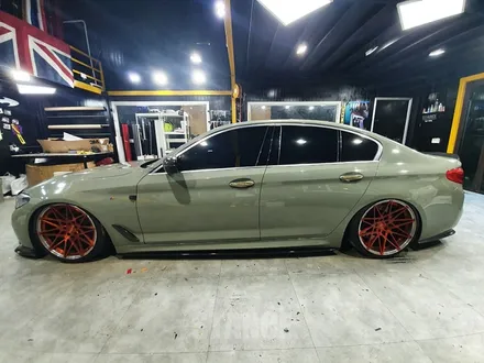 BMW g30 이노즈텍 카키그린 전체랩핑 - 도장면같은 깊은 광택의 랩핑필름이 필요할 때! / 판교자동차랩핑/성남랩핑/분당랩핑/스탠스(STANCE) / 성남시 수정구 사송동