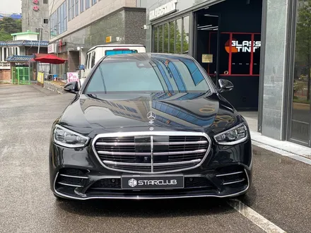 벤츠 신형 S400d의 선택은 스타클럽 글라스틴트 레이니블루 였습니다.
