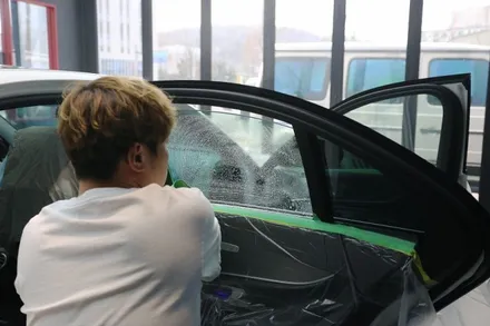 스타클럽 글라스틴트 부천점 벤츠 E300 슈어X 틴팅 필름 시공+전동트위터+송풍구 엠비언트 라이트+다이아몬드 그릴,스포일러 장착 이 모든것을 한번에! / 수원, 부천, 부평, 인천