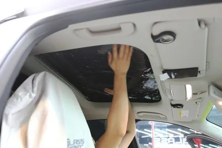 스타클럽 글라스틴트 부천점 벤츠 E300 슈어X 틴팅 필름 시공+전동트위터+송풍구 엠비언트 라이트+다이아몬드 그릴,스포일러 장착 이 모든것을 한번에! / 수원, 부천, 부평, 인천