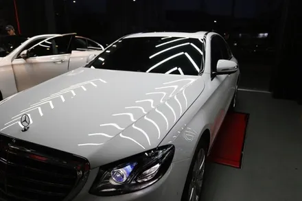스타클럽 글라스틴트 부천점 벤츠 E300 슈어X 틴팅 필름 시공+전동트위터+송풍구 엠비언트 라이트+다이아몬드 그릴,스포일러 장착 이 모든것을 한번에! / 수원, 부천, 부평, 인천