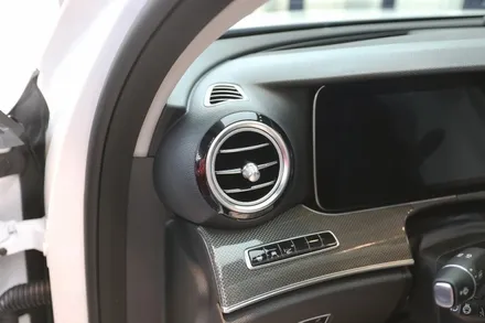 스타클럽 글라스틴트 부천점 벤츠 E300 슈어X 틴팅 필름 시공+전동트위터+송풍구 엠비언트 라이트+다이아몬드 그릴,스포일러 장착 이 모든것을 한번에! / 수원, 부천, 부평, 인천
