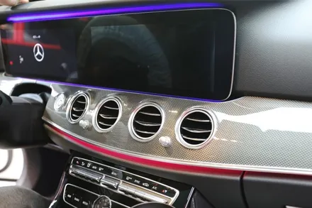 스타클럽 글라스틴트 부천점 벤츠 E300 슈어X 틴팅 필름 시공+전동트위터+송풍구 엠비언트 라이트+다이아몬드 그릴,스포일러 장착 이 모든것을 한번에! / 수원, 부천, 부평, 인천