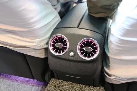 스타클럽 글라스틴트 부천점 벤츠 E300 슈어X 틴팅 필름 시공+전동트위터+송풍구 엠비언트 라이트+다이아몬드 그릴,스포일러 장착 이 모든것을 한번에! / 수원, 부천, 부평, 인천