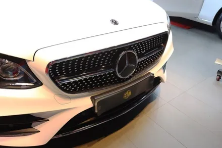 스타클럽 글라스틴트 부천점 벤츠 E300 슈어X 틴팅 필름 시공+전동트위터+송풍구 엠비언트 라이트+다이아몬드 그릴,스포일러 장착 이 모든것을 한번에! / 수원, 부천, 부평, 인천