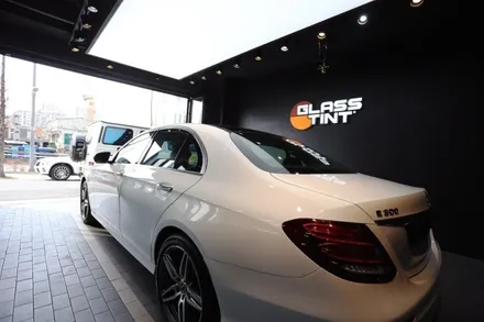 스타클럽 글라스틴트 부천점 벤츠 E300 슈어X 틴팅 필름 시공+전동트위터+송풍구 엠비언트 라이트+다이아몬드 그릴,스포일러 장착 이 모든것을 한번에! / 수원, 부천, 부평, 인천