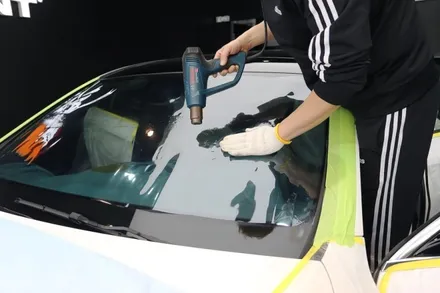 스타클럽 글라스틴트 부천점 벤츠 E300 슈어X 틴팅 필름 시공+전동트위터+송풍구 엠비언트 라이트+다이아몬드 그릴,스포일러 장착 이 모든것을 한번에! / 수원, 부천, 부평, 인천
