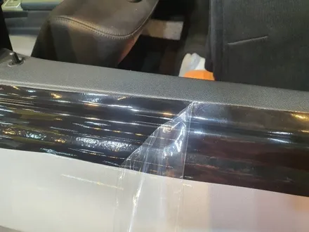 영등포랩핑전문 벤츠E클래스 윈도우크롬몰딩블랙랩핑/실내랩핑 작업  얼룩져버린 크롬몰딩&실내올드함의대표 우드트림 없애버리기 / 서울 영등포