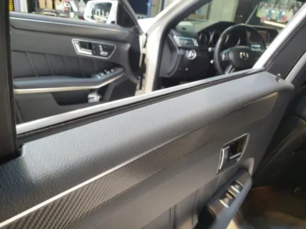영등포랩핑샵 W212 벤츠E300 실내랩핑 작업 올드한 우드스타일 -> 블랙사틴카본작업으로 실내변신! / 서울 영등포