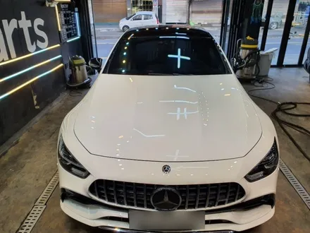 벤츠AMG GT4도어 신형차량 ! 사이드미러/사이드데칼/루프스킨랩핑까지 화이트는 역시 블랙포인트를줘야 디자인이 살아납니다! AMG GT4도어 멋지다.. 영등포랩핑샵 하트스 / 서울 영등포