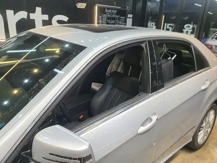 영등포랩핑전문 벤츠E클래스 윈도우크롬몰딩블랙랩핑/실내랩핑 작업  얼룩져버린 크롬몰딩&실내올드함의대표 우드트림 없애버리기 / 서울 영등포