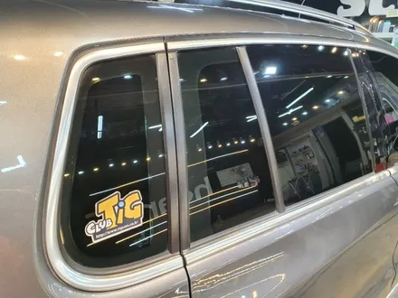 영등포랩핑전문 폭스바겐 티구안 석회물/시멘트물 흐른자국으로인해 크롬몰딩 손상 면작업후 블랙랩핑으로 새롭게 만들어드렸습니다 / 서울 영등포