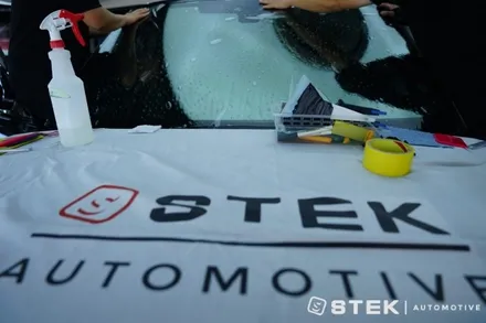 STEK DYNOflex 시공이 쉬운 윈드쉴드 필름, 소비자에게도 이득입니다.                레인지로버 보그 DYNOflex 전면유리 보호필름 시공 / 성남시 수정구 오야동