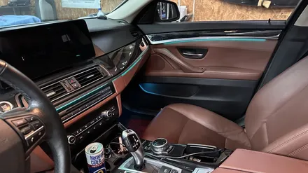 천안 BMW F10 순정 연동 엠비언트 작업 스텝업개러지