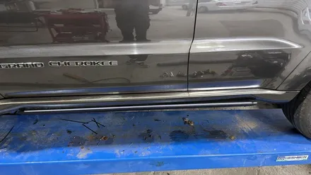 지프 그랜드체로키에 전동 사이드스텝 장착