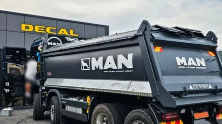 [양주데칼라이프] 만트럭 TGS41520 덤프 MAN 데칼 만사자 엠블럼 시공 / 양주시 고암동