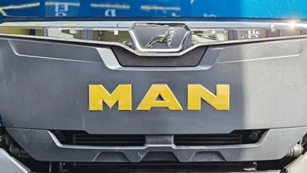 [양주데칼라이프] 만트럭 TGS41520 덤프 MAN 데칼 만사자 엠블럼 시공 / 양주시 고암동