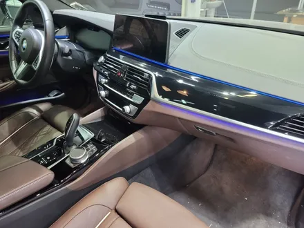 BMW 5시리즈(G30) 실내카본랩핑 시공/부천실내랩핑/인천/530i/하이그로시랩핑/520d / 부천 원미구 상동